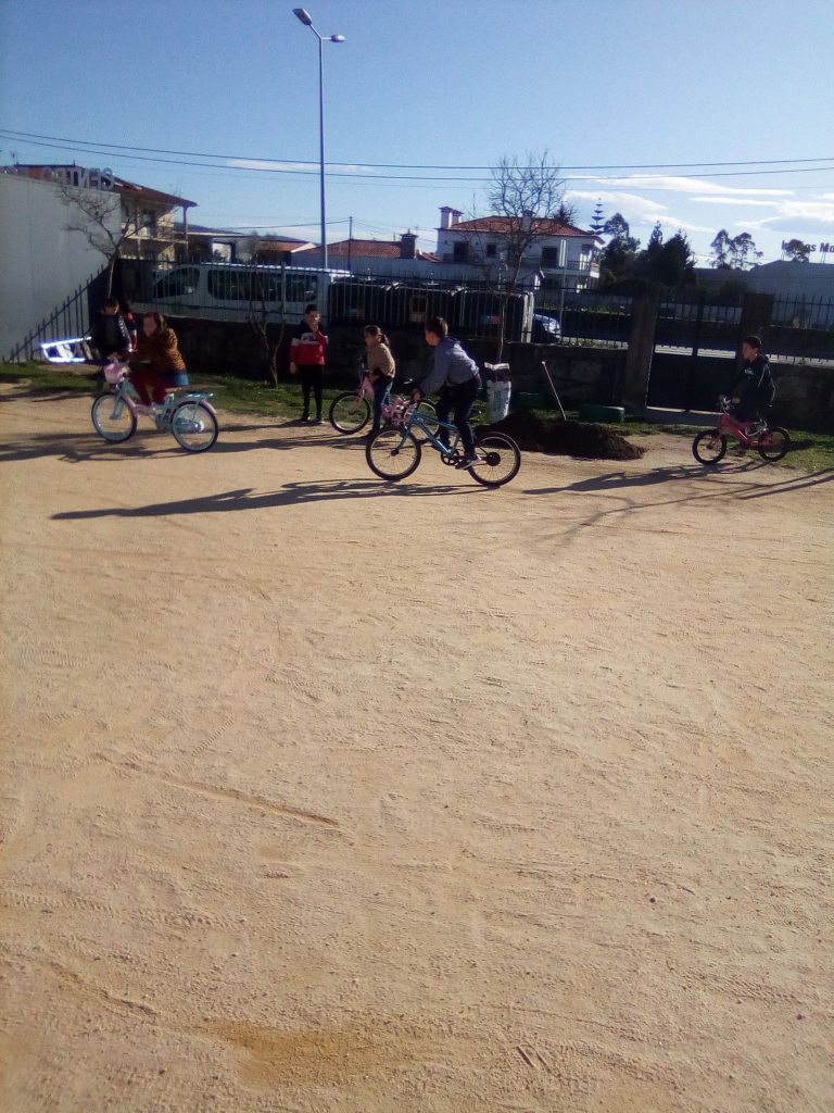 Ele Vai Para Escola De Bicicleta Ou Na Bicicleta